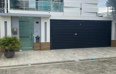 Imagem: A casa possui 4 Dormitórios, 5 Banheiros, 4 Vagas na garagem