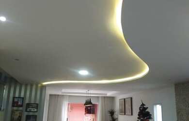 Imagem: A casa possui 4 Dormitórios, 4 Banheiros, 5 Vagas na garagem