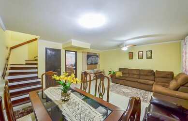 Imagem: A casa possui 3 Dormitórios, 3 Banheiros, 2 Vagas na garagem