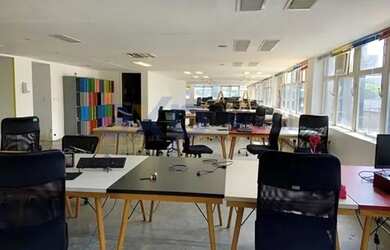 Imagem: O depósito possui 3 Vagas na garagem, 598m² de Área, Imóvel