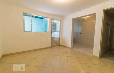 Imagem: A casa possui 1 Dormitório, 1 Banheiro, 1 Vaga na garagem