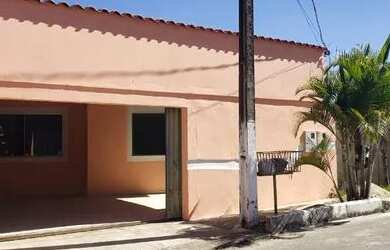 Imagem: A casa possui 3 Dormitórios, 2 Banheiros, 2 Vagas na garagem