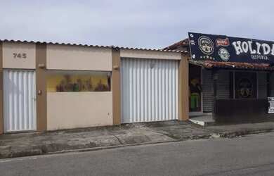 Imagem: A casa possui 1 Dormitório, 1 Banheiro, 1 Vaga na garagem