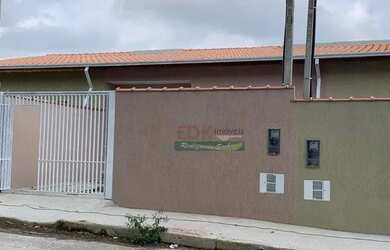 Imagem: A casa possui 3 Dormitórios, 2 Banheiros, 2 Vagas na garagem