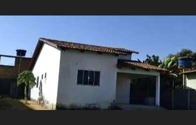 Imagem: A casa possui 3 Dormitórios, 2 Banheiros, 2 Vagas na garagem