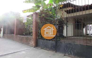 Imagem: A casa possui 3 Dormitórios, 1 Banheiro, 5 Vagas na garagem