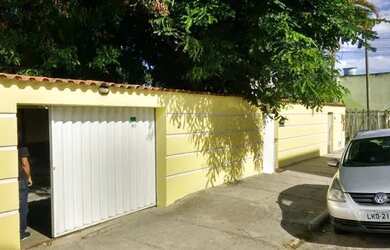 Imagem: A casa possui 3 Dormitórios, 2 Banheiros, 5 Vagas na garagem