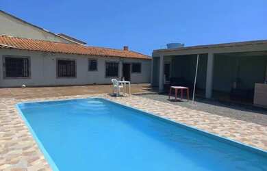 Imagem: A casa possui 5 Vagas na garagem e está localizado em Maricá