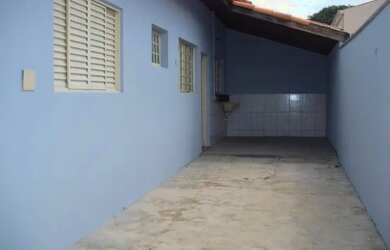 Imagem: A casa possui 2 Dormitórios, 1 Banheiro, 2 Vagas na garagem