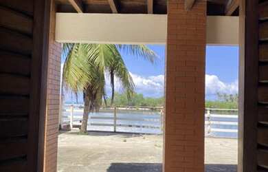 Imagem: A casa possui 4 Dormitórios, 4 Banheiros, 5 Vagas na garagem