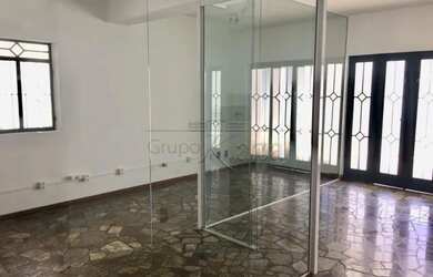 Imagem: O depósito possui 4 Vagas na garagem, 350m² de Área e está