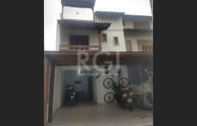 Imagem: A casa possui 4 Dormitórios, 3 Banheiros, 2 Vagas na garagem