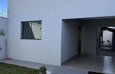 Imagem: A casa possui 3 Dormitórios, 1 Banheiro, 1 Vaga na garagem