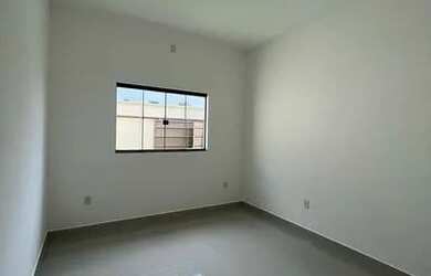 Imagem: A casa possui 3 Dormitórios, 2 Banheiros, 3 Vagas na garagem