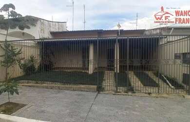 Imagem: A casa possui 3 Dormitórios, 1 Banheiro, 2 Vagas na garagem