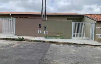 Imagem: A casa possui 3 Dormitórios, 2 Banheiros, 2 Vagas na garagem