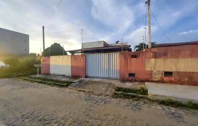 Imagem: A casa possui 3 Dormitórios, 1 Banheiro, 2 Vagas na garagem