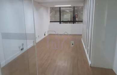 Imagem: O depósito possui 3 Vagas na garagem, 240m² de Área e está