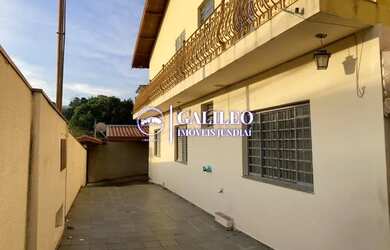 Imagem: A casa possui 3 Dormitórios, 1 Banheiro, 2 Vagas na garagem