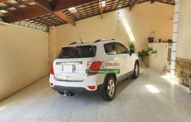 Imagem: A casa possui 3 Dormitórios, 4 Banheiros, 3 Vagas na garagem