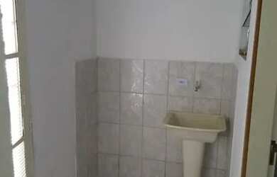 Imagem: A casa possui 1 Dormitório, 1 Banheiro, 1 Vaga na garagem