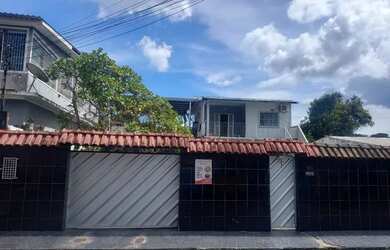 Imagem: A casa possui 5 Dormitórios, 3 Banheiros e 5 Vagas na garagem
