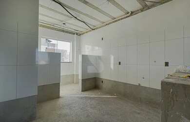 Imagem: O apartamento possui 3 Dormitórios, 1 Banheiro, 2 Vagas na