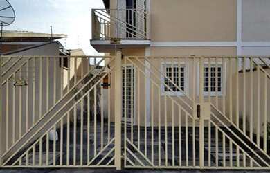 Imagem: A casa possui 2 Dormitórios, 2 Banheiros, 2 Vagas na garagem