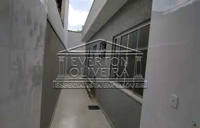 Imagem: A casa possui 3 Dormitórios, 2 Banheiros, 1 Vaga na garagem