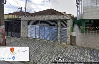 Imagem: A casa possui 3 Dormitórios, 2 Banheiros, 2 Vagas na garagem