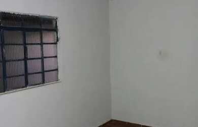 Imagem: A casa possui 4 Dormitórios, 2 Banheiros, 3 Vagas na garagem