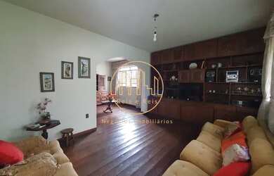 Imagem: A casa possui 3 Dormitórios, 2 Banheiros, 5 Vagas na garagem