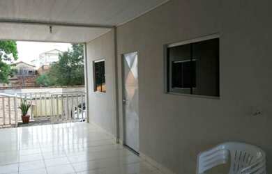 Imagem: A casa possui 3 Dormitórios, 1 Banheiro, 1 Vaga na garagem