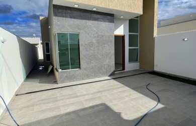 Imagem: A casa possui 3 Dormitórios, 2 Banheiros, 2 Vagas na garagem