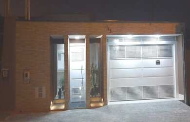 Imagem: A casa possui 3 Dormitórios, 2 Banheiros, 2 Vagas na garagem