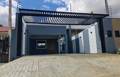 Imagem: A casa possui 3 Dormitórios, 2 Banheiros, 2 Vagas na garagem