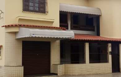 Imagem: A casa possui 5 Dormitórios, 3 Banheiros, 3 Vagas na garagem