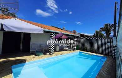 Imagem: A casa possui 3 Dormitórios, 1 Banheiro, 3 Vagas na garagem