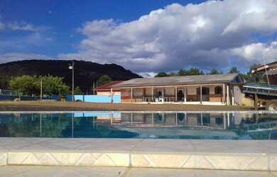 Imagem: A casa possui 5 Dormitórios, 5 Banheiros e 5000m² de Área