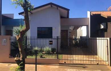 Imagem: A casa possui 2 Dormitórios, 1 Banheiro, 2 Vagas na garagem