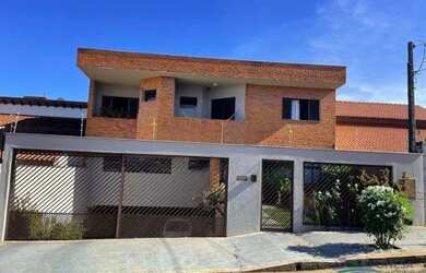 Imagem: A casa possui 4 Dormitórios, 4 Banheiros, 4 Vagas na garagem