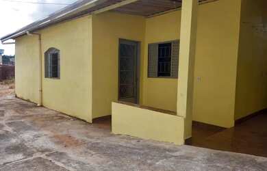 Imagem: A casa possui 2 Dormitórios, 1 Banheiro, 1 Vaga na garagem