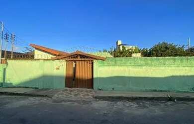 Imagem: A casa possui 4 Dormitórios, 2 Banheiros, 2 Vagas na garagem