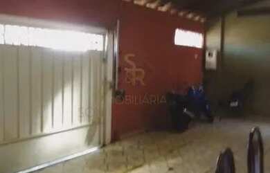 Imagem: A casa possui 3 Dormitórios, 2 Banheiros, 2 Vagas na garagem