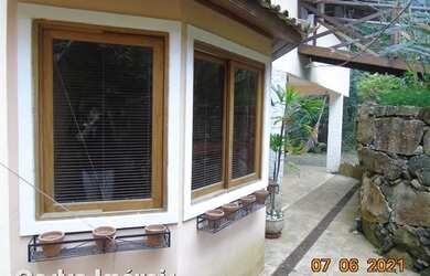 Imagem: A casa possui 3 Dormitórios, 3 Banheiros e 200m² de Área