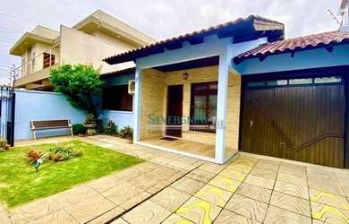 Imagem: A casa possui 3 Dormitórios, 2 Banheiros, 3 Vagas na garagem