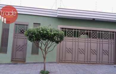 Imagem: A casa possui 3 Dormitórios, 2 Banheiros, 2 Vagas na garagem