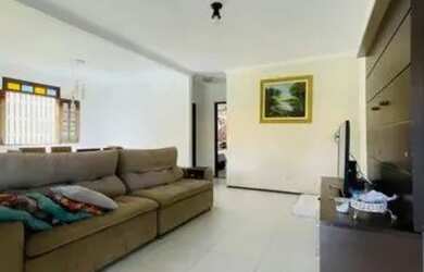 Imagem: A casa possui 3 Dormitórios, 2 Banheiros, 1 Vaga na garagem