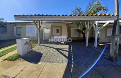 Imagem: A casa possui 4 Dormitórios, 2 Banheiros, 2 Vagas na garagem