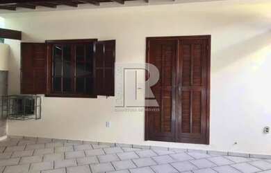 Imagem: A casa possui 3 Dormitórios, 2 Banheiros, 2 Vagas na garagem